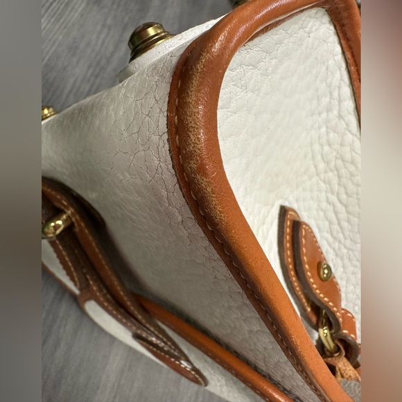 Vintage Dooney Bourke Leather White Essex Shoulder Bag Brass Hardware Tan Trim - Picture 8 of 17